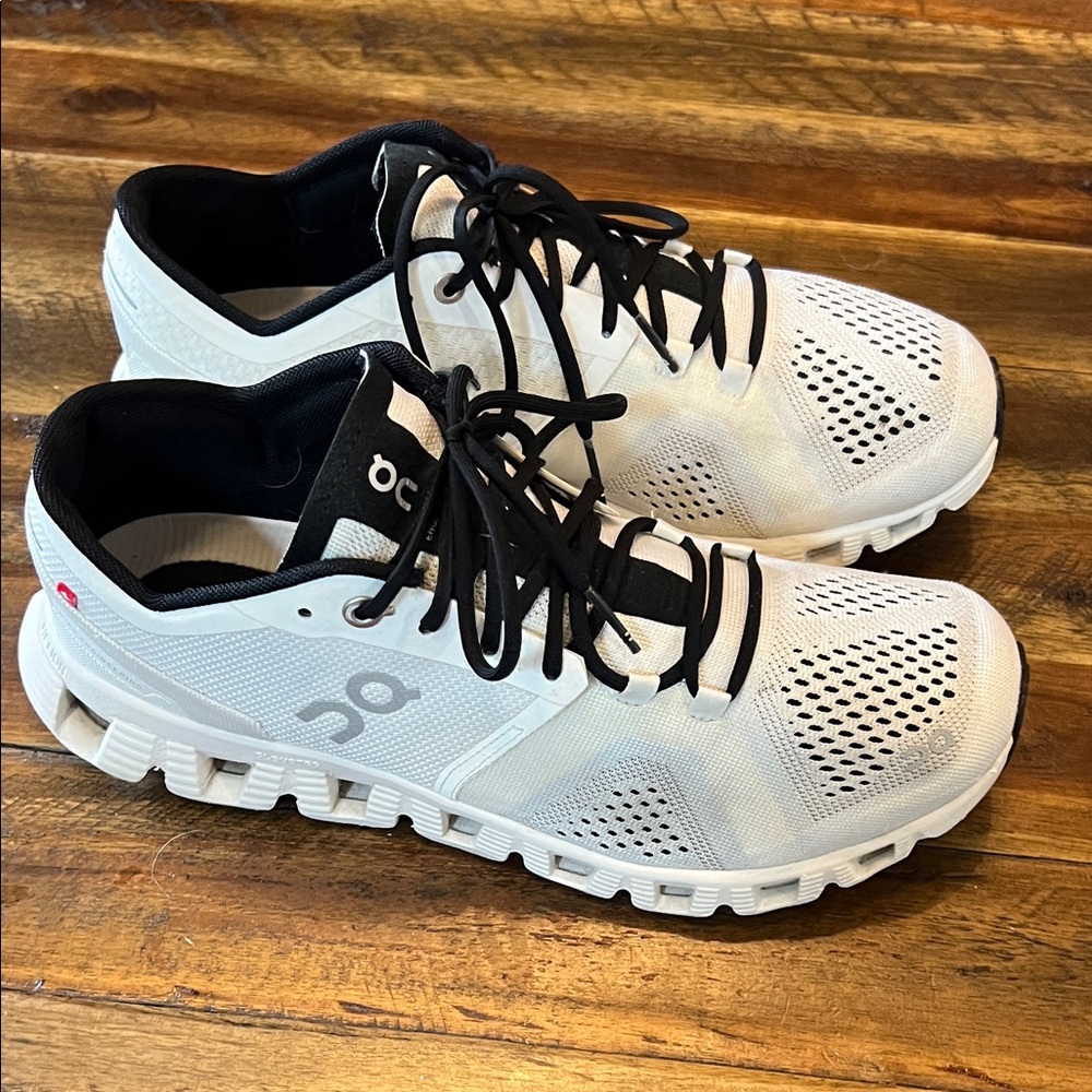 On Running women’s Black and White running Shoes